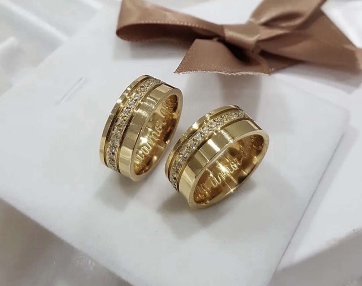 Par de aliança cravejado 12 pedras de zircônia - 8mm
