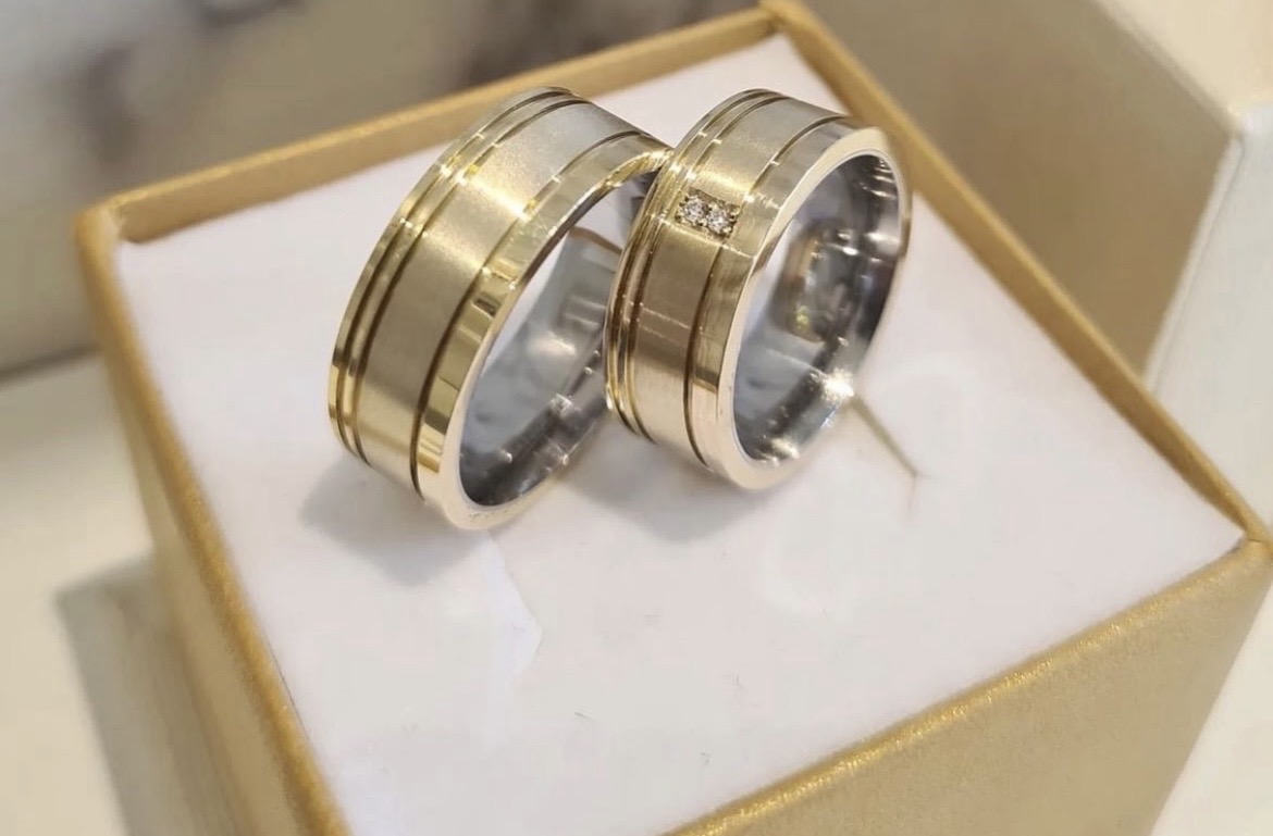 Par de aliança com frisos laterais diamantado - 6mm