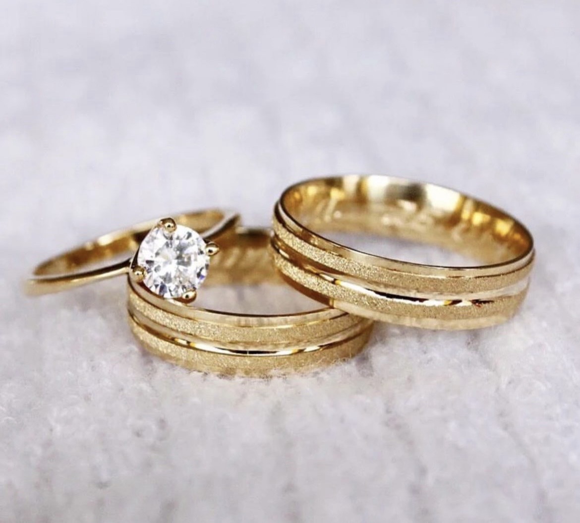 Par de aliança diamantada com frisos - 5mm